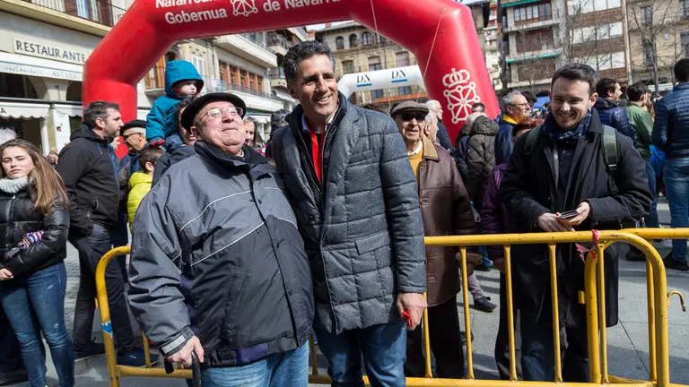 Miguel Induráin atiende a los aficionados antes del inicio dela XX edición del Gran Premio que lleva su nombre (02). IÑIGO ALZUGARAY