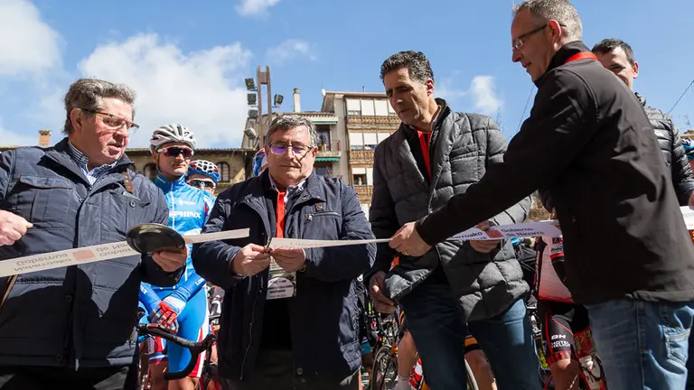 Miguel Induráin participa en el protocolario corte de cinta previo al inicio de la XX edición del Gran Premio ciclista que lleva su nombre (03). IÑIGO ALZUGARAY