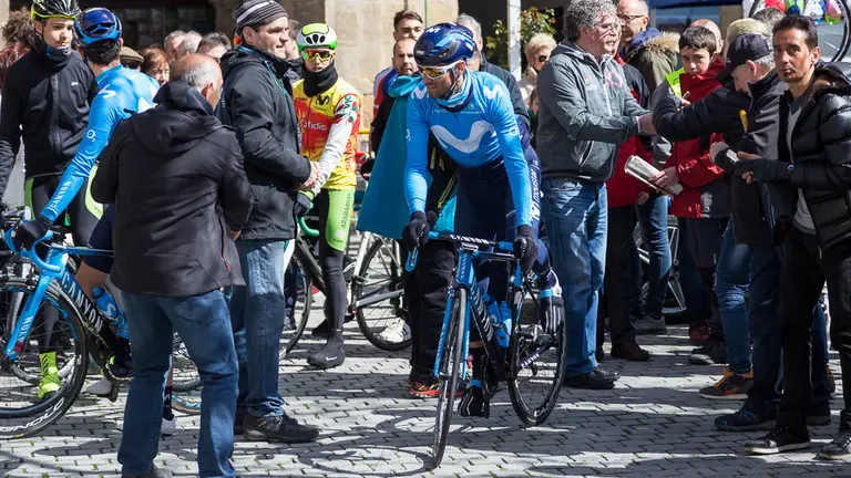 El ciclista murciano del Movistar Team Alejandro Valverde, principal reclamo en la salida de la XX edición del Gran Premio Miguel Induráin (21). IÑIGO ALZUGARAY