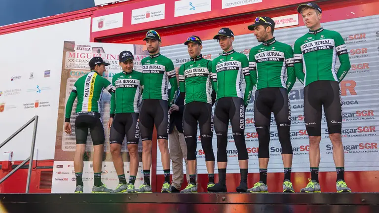 Corredores del equipo Caja Rural-Seguros RGA, que cuenta con los navarros Josu Zabala y Julen Amezqueta, en el control de firmas del XX Gran Premio Miguel Induráin (09). IÑIGO ALZUGARAY