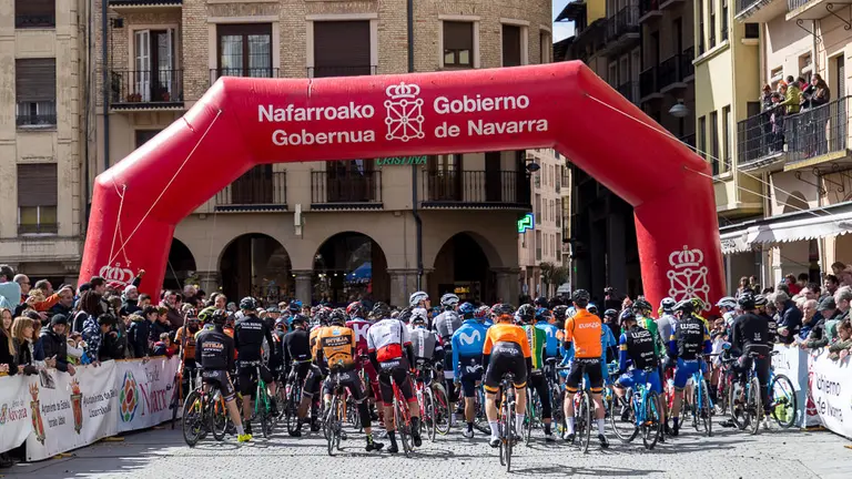 Salida de la XX edición del Gran Premio Miguel Induráin en Estella (26). IÑIGO ALZUGARAY