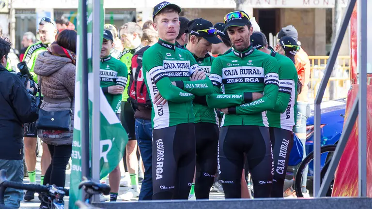 Corredores del equipo Caja Rural-Seguros RGA, que cuenta con los navarros Josu Zabala y Julen Amezqueta, en el control de firmas del XX Gran Premio Miguel Induráin (05). IÑIGO ALZUGARAY