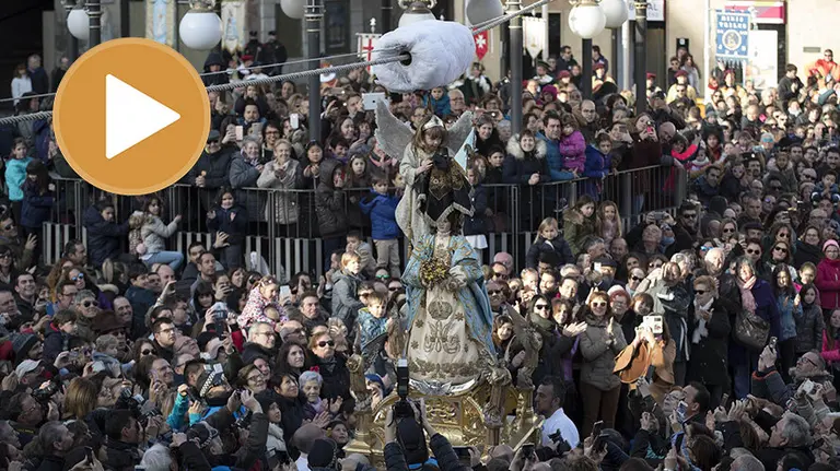 GRAF3720. TUDELA(PAMPLONA) (ESPAÑA), 01/04/2018.- Imagen de la representación de la aparición del Arcángel San Gabriel a María, interpretado este año por la niña Ariadna Munilla, para anunciarle la resurrección del Señor durante la tradicional Bajada del Ángel en la Plaza de los Fueros de Tudela (Navarra), en el Domingo de Resurrección. La Virgen cubre su cabeza con un velo negro en señal de duelo por la muerte de su hijo Jesucristo y el Ángel se lo retira como muestra de alegría diciéndole: "Alégrate María, que tu Hijo ha Resucitado". EFE/Villar López