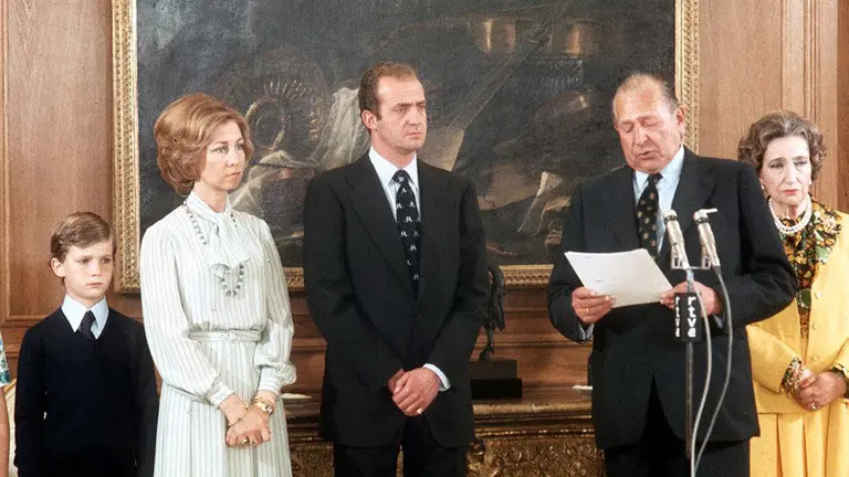 Don Juan de Borbón, en el momento de su renuncia a la corono junto a don Felipe, doña Sofía y don Juan Carlos. CASA REAL 
