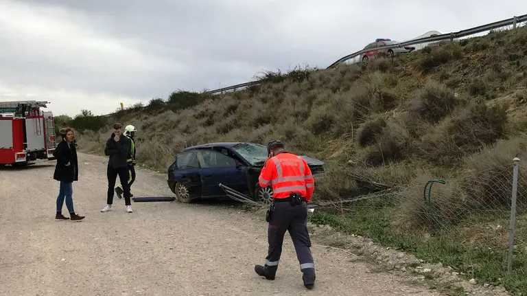 Imagen del coche accidentado en la AP68 a su paso por Murchante en el que dos personas han resultados heridas POLICÍA FORAL