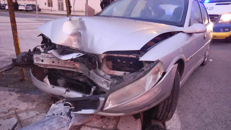 Un conductor borracho tumba una farola tras estrellarse en la calle Juan Pablo II en Pamplona POLICÍA MUNICIPAL DE PAMPLONA