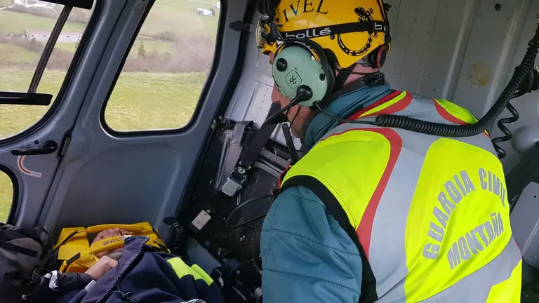 Imagen de uno de los agentes del GREIM que ha intervenido en el rescate de un montañero de 50 años accidentado en Unanu, junto a la emita de San Donato IMAGEN CEDIDA