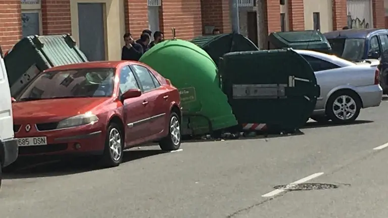 La conductora ha perdido el control del vehículo y ha chocado contra varios contenedores