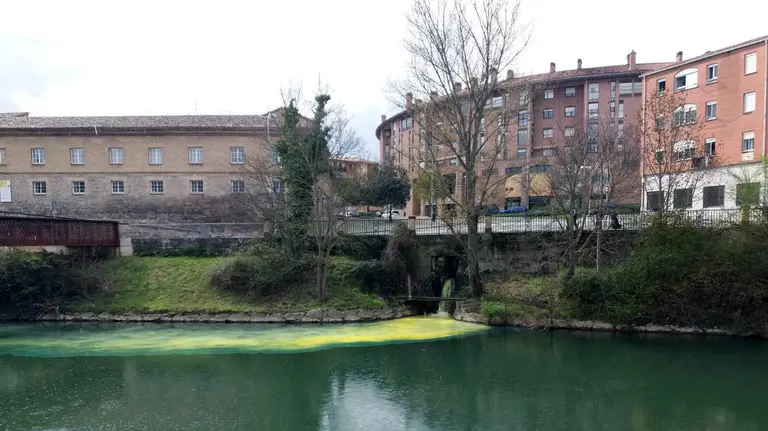 El vertido del gasoil de un camión colapsa la ronda norte de Pamplona y llega hasta el río Arga.  (4)
