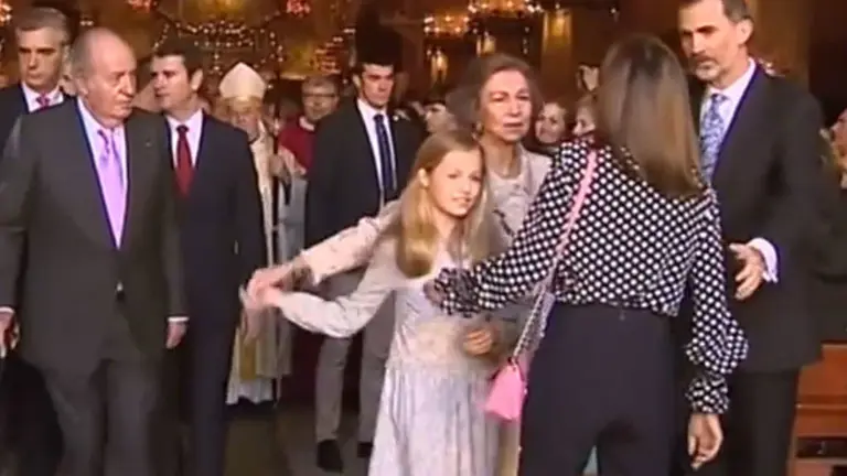 Momento en el que la reina Letizia intenta evitar que doña Dofía se tome una foto con sus nietas.