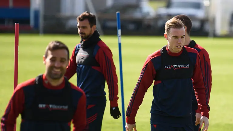 La primera plantilla de Osasuna se ejercita a puerta cerrada para preparar el partido que disputa este fin de semana en Granada. PABLO LASAOSA 06