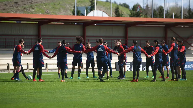La primera plantilla de Osasuna se ejercita a puerta cerrada para preparar el partido que disputa este fin de semana en Granada. PABLO LASAOSA 10