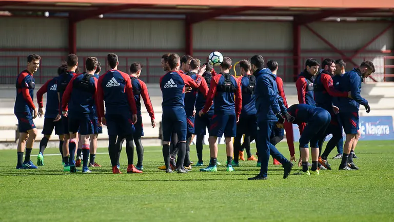 La primera plantilla de Osasuna se ejercita a puerta cerrada para preparar el partido que disputa este fin de semana en Granada. PABLO LASAOSA 13