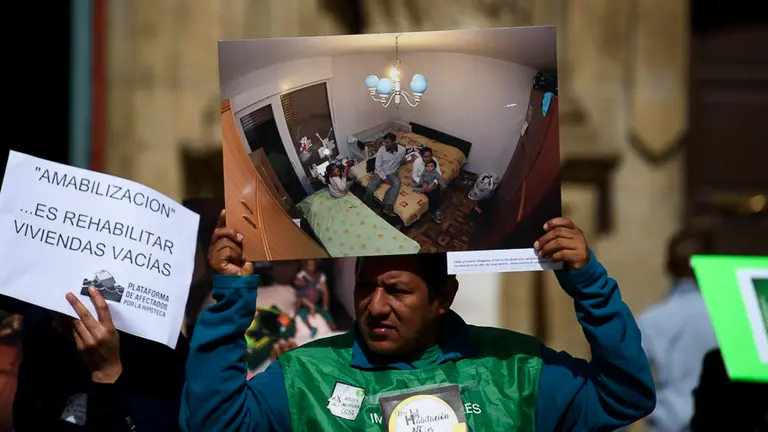 La Plataforma de Personas afectadas por Hipoteca, Desahucios de Alquiler e Infravivienda (PAH) explica en rueda de prensa la situación de unas 50 familias presentes. PABLO LASAOSA 03