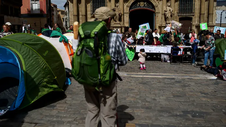 La Plataforma de Personas afectadas por Hipoteca, Desahucios de Alquiler e Infravivienda (PAH) explica en rueda de prensa la situación de unas 50 familias presentes. PABLO LASAOSA 05