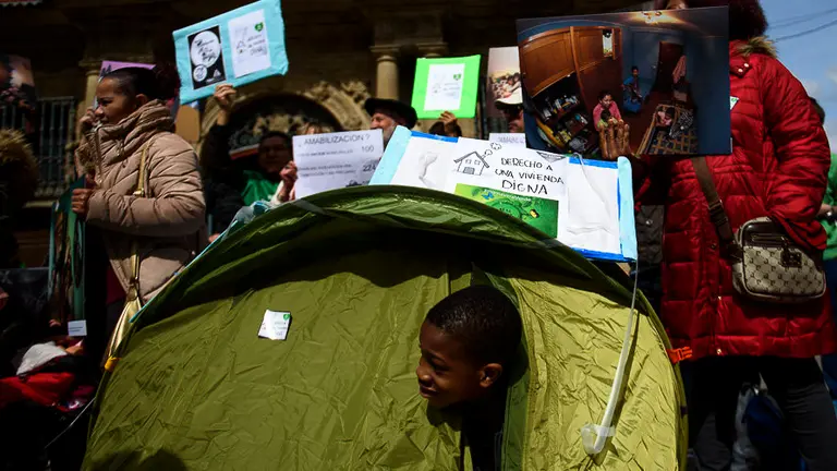 La Plataforma de Personas afectadas por Hipoteca, Desahucios de Alquiler e Infravivienda (PAH) explica en rueda de prensa la situación de unas 50 familias presentes. PABLO LASAOSA 07