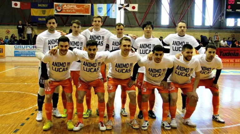 Plantilla del Aspil Vidal con ánimos para su compañero lesionado Lucas. Ribera Navarra.