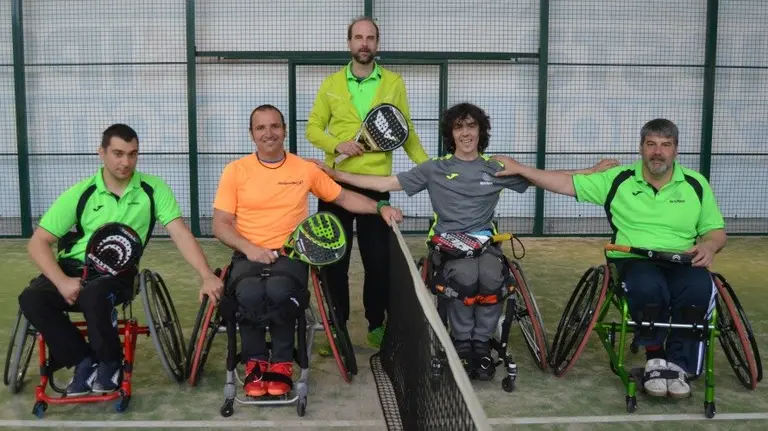 Participantes en el torneo de pádel silla.