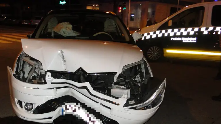 El estado en el que ha quedado el vehículo siniestrado en la avenida Bayona. POLICÍA MUNCIPAL