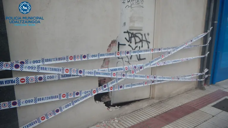 La pared dañada de la bajera contra la que se ha estampado una conductora de 68 años en la calle Puente Miluce. POLICÍA MUNICIPAL DE PAMPLONA