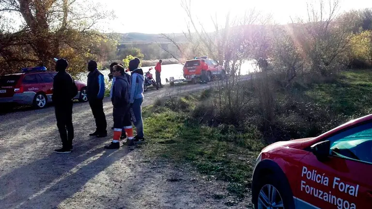 Varios equipos de la Policía Foral y Bomberos de Navarra reanudan la búsqueda de la persona desaparecida en el Ebro. POLICÍA FORAL
