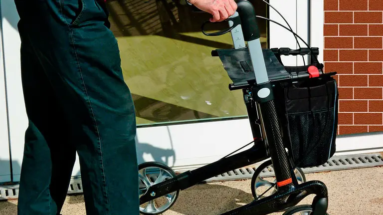 Una persona con un andador. ARCHIVO