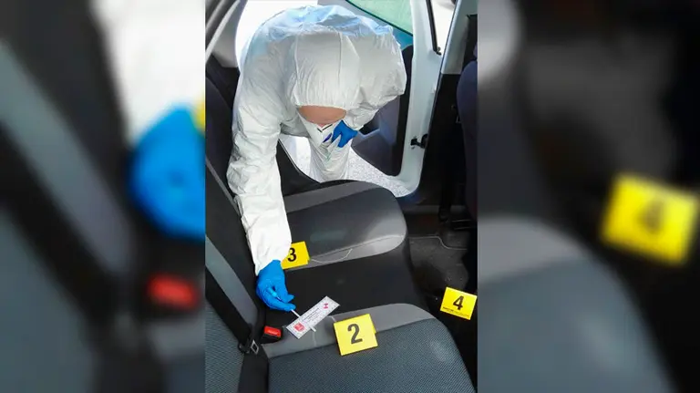 Agente de Policía Científica recoge evidencias en el vehículo de Estella. PF