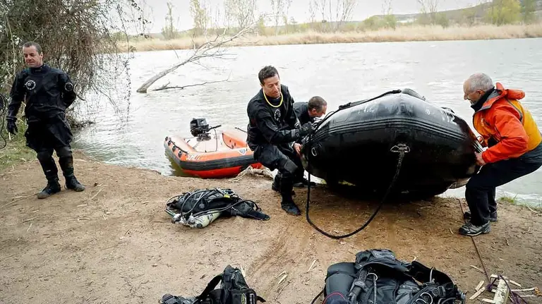 GRAF7562. LODOSA (NAVARRA), 17/03/2018.- El Grupo de Rescate Acuático de Bomberos de Navarra ha reanudado esta mañana la búsqueda de la persona desaparecida desde las últimas horas de la tarde de ayer al caer el coche en el que viajaba al río Ebro entre las localidades de Lodosa y Sartaguda. EFE/Villar López