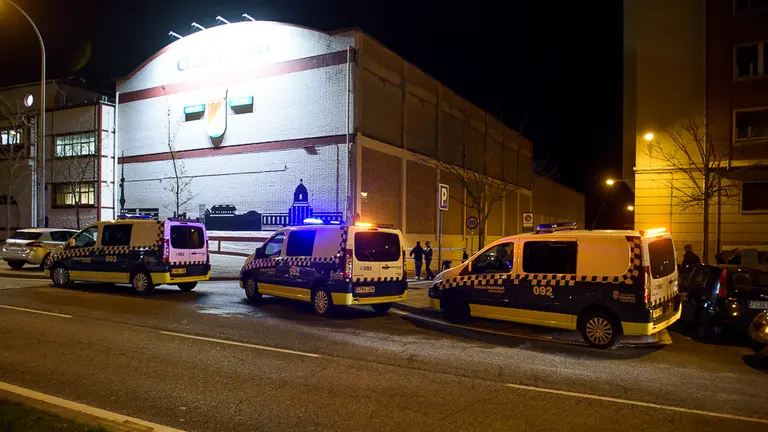 Policía Municipal y Policía Nacional intervienen en una reyerta en la Calle Monjardín de Pamplona. PABLO LASAOSA 01