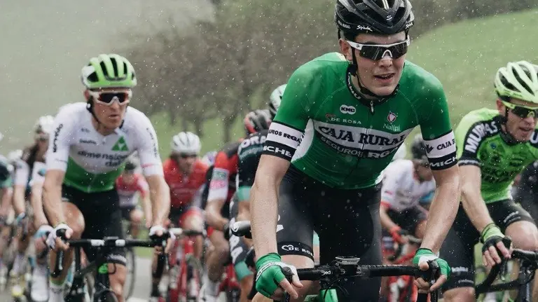 El Caja Rural tirando del pelotón.