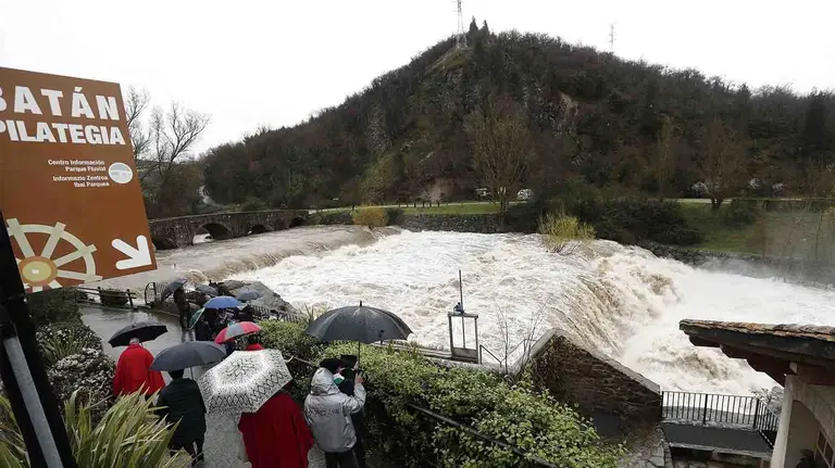 GRAF8787. VILLAVA (NAVARRA, 08/04/2018.- Aspecto que presenta la presa de la Trinidad de Arre, en Villava (Navarra), donde el rio Ultzama ha experimentado una notable crecida tras las intensas lluvias de la últimas horas. El Servicio de Protección Civil del Gobierno de Navarra se mantiene atento a la evolución de la climatología ya que el pronóstico anuncia que continuarán las precipitaciones y seguirá el deshielo en el Pirineo. EFE/Jesús Diges