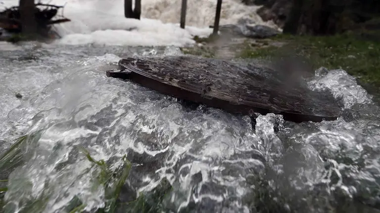 GRAF8787. VILLAVA (NAVARRA, 08/04/2018.- Aspecto que presenta la presa de la Trinidad de Arre, en Villava (Navarra), donde el rio Ultzama ha experimentado una notable crecida tras las intensas lluvias de la últimas horas. El Servicio de Protección Civil del Gobierno de Navarra se mantiene atento a la evolución de la climatología ya que el pronóstico anuncia que continuarán las precipitaciones y seguirá el deshielo en el Pirineo. EFE/Jesús Diges