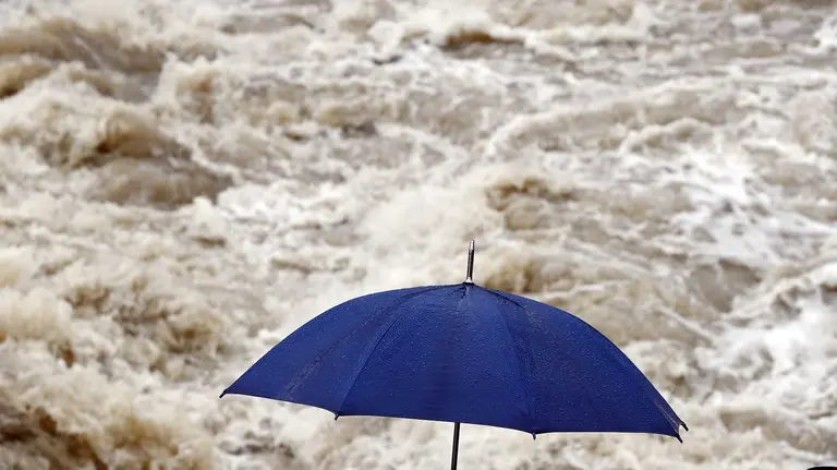 GRAF8787. VILLAVA (NAVARRA, 08/04/2018.- Aspecto que presenta la presa de la Trinidad de Arre, en Villava (Navarra), donde el rio Ultzama ha experimentado una notable crecida tras las intensas lluvias de la últimas horas. El Servicio de Protección Civil del Gobierno de Navarra se mantiene atento a la evolución de la climatología ya que el pronóstico anuncia que continuarán las precipitaciones y seguirá el deshielo en el Pirineo. EFE/Jesús Diges