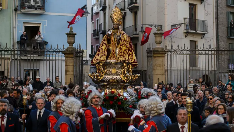 Miles de personas arropan a San Fermín por las calles de Pamplona en la procesión con motivo de su año jubilar. PABLO LASAOSA 02