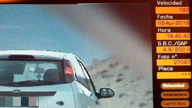 El momento en el que el radar de la Policía Foral capta el exceso de velocidad de esta vecina de 28 años del Valle de Salazar. POLICÍA FORAL