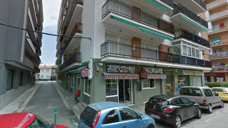 Imagen de la calle Cristofor Colom, en Blanes, donde los Mossos d'Esquadra han detenido a un hombre por matar a su pareja ARCHIVO