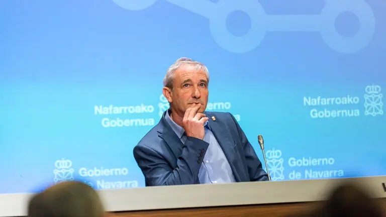 Mikel Aranburu y Luis Esain, consejero y el director gerente de Hacienda Tributaria de Navarra respectivamente, informan sobre la Campaña de la Renta 2017 (20). IÑIGO ALZUGARAY