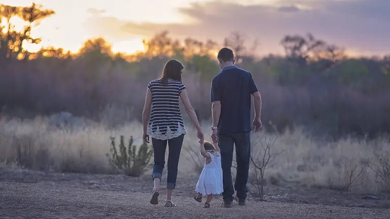 Una familia paseando. ARCHIVO