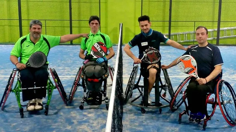 P&aacute;del en silla de ruedas.