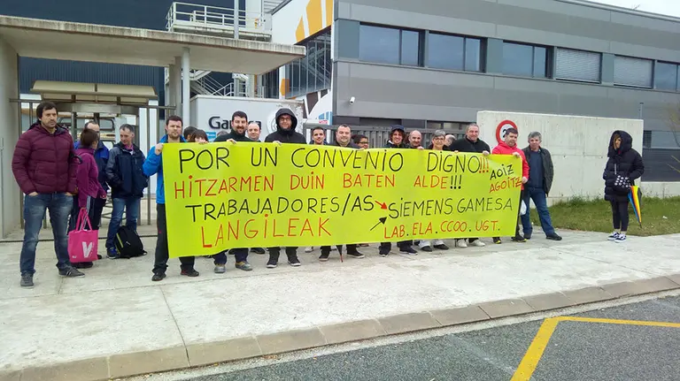 Los trabajadores de Gamesa en Aoiz se concentran para exigir el desbloqueo en la negociación del convenio Foto ELA