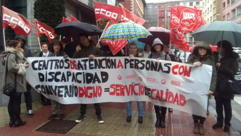 Los trabajadores del sector de Atención a Personas con Discapacidad se concentran ante la CEN convocados por UGT y CCOO CEDIDA