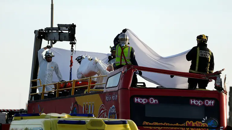 Los servicios de emergencia retiran los cad&aacute;veres de la espa&ntilde;ola y el belga fallecidos en el accidente de un autob&uacute;s tur&iacute;stico en Malta Foto EE REUTERS