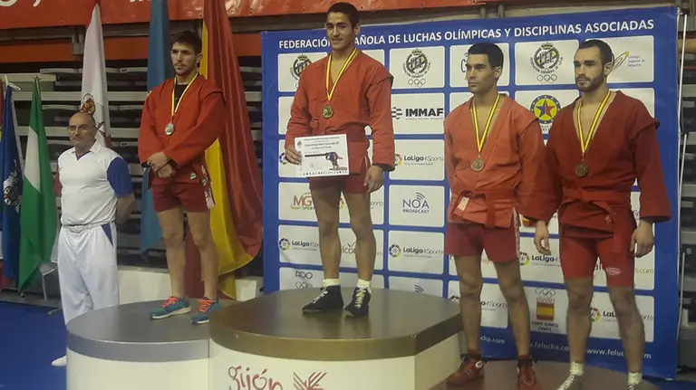 Ibai Garc&iacute;a, en lo m&aacute;s alto del podium, convocado al Campeonato de Europa de lucha Sambo. CLUB LUCHA BURLADA