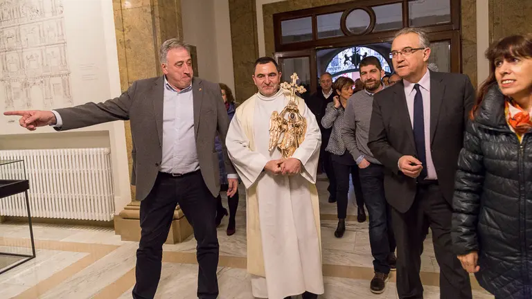 Visita del Ángel de Aralar al Ayuntamiento de Pamplona (04). IÑIGO ALZUGARAY