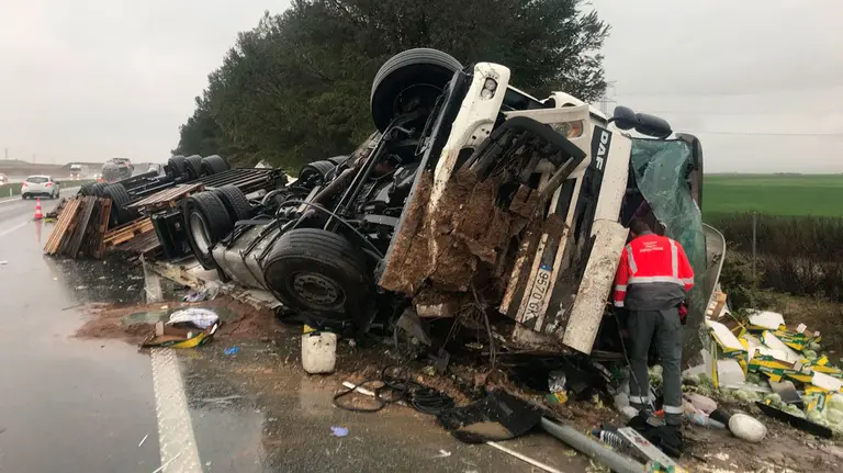 Vuelco de un camión en la AP15, a la altura de Marcilla, y que se ha saldado con un herido grave. POLICÍA FORAL (2)