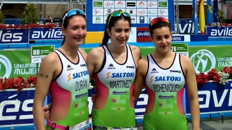 Participantes femeninos del equipo Trikideak.