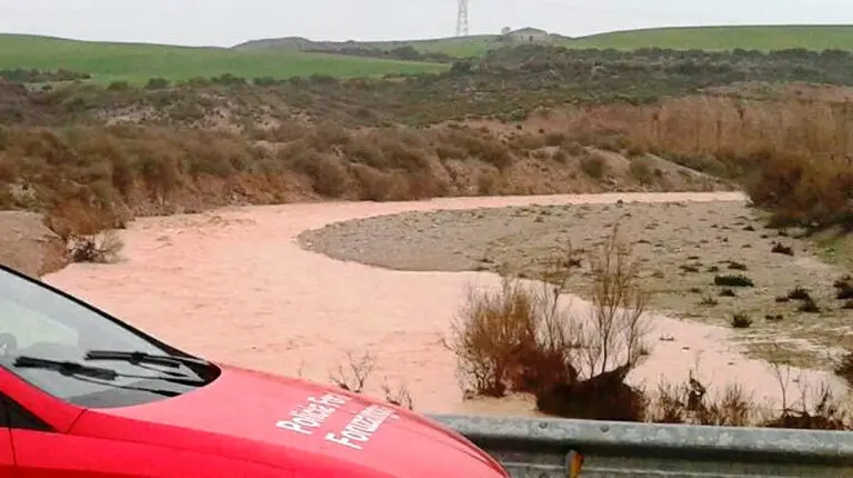 Los barrancos de las Bardenas se han convertido en verdaderos ríos por las intensas lluvias que soporta Navarra durante días. POLICÍA FORAL