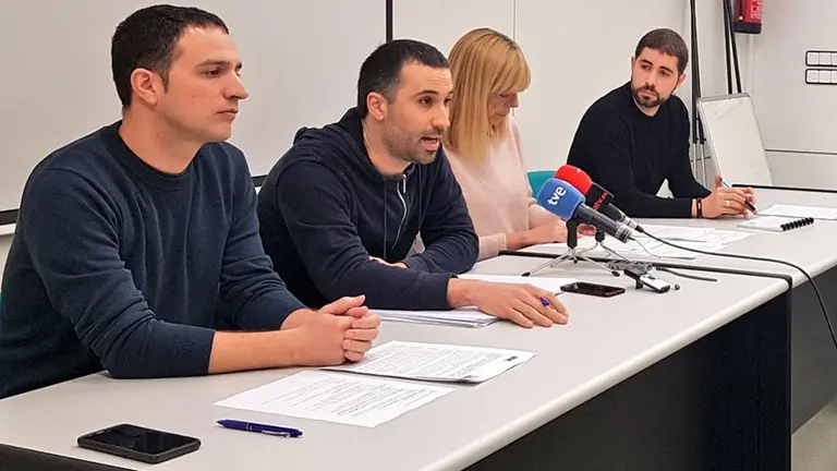 Rueda de prensa de los sindicatos ELA y LAB en la que denuncian que el Gobierno del cuatripartito renuncia a la gestión pública de los fondos de la Fundación Estatal de Prevención de Riesgos Laborales TWITTER ELA