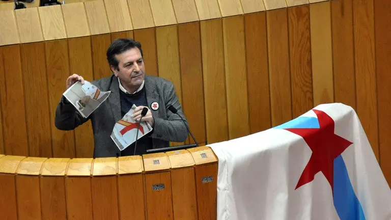 El diputado de BNG, en el momento en que rompe la fotografía del rey Felipe VI