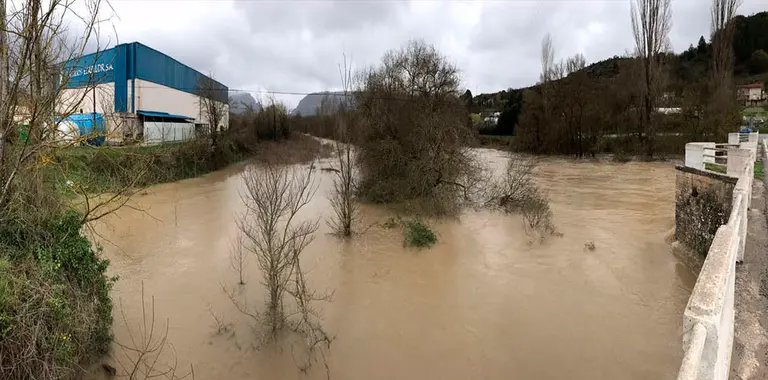 El río Arakil crece con las precipitaciones continuas en Navarra ALEJANDRO VIEDMA 2
